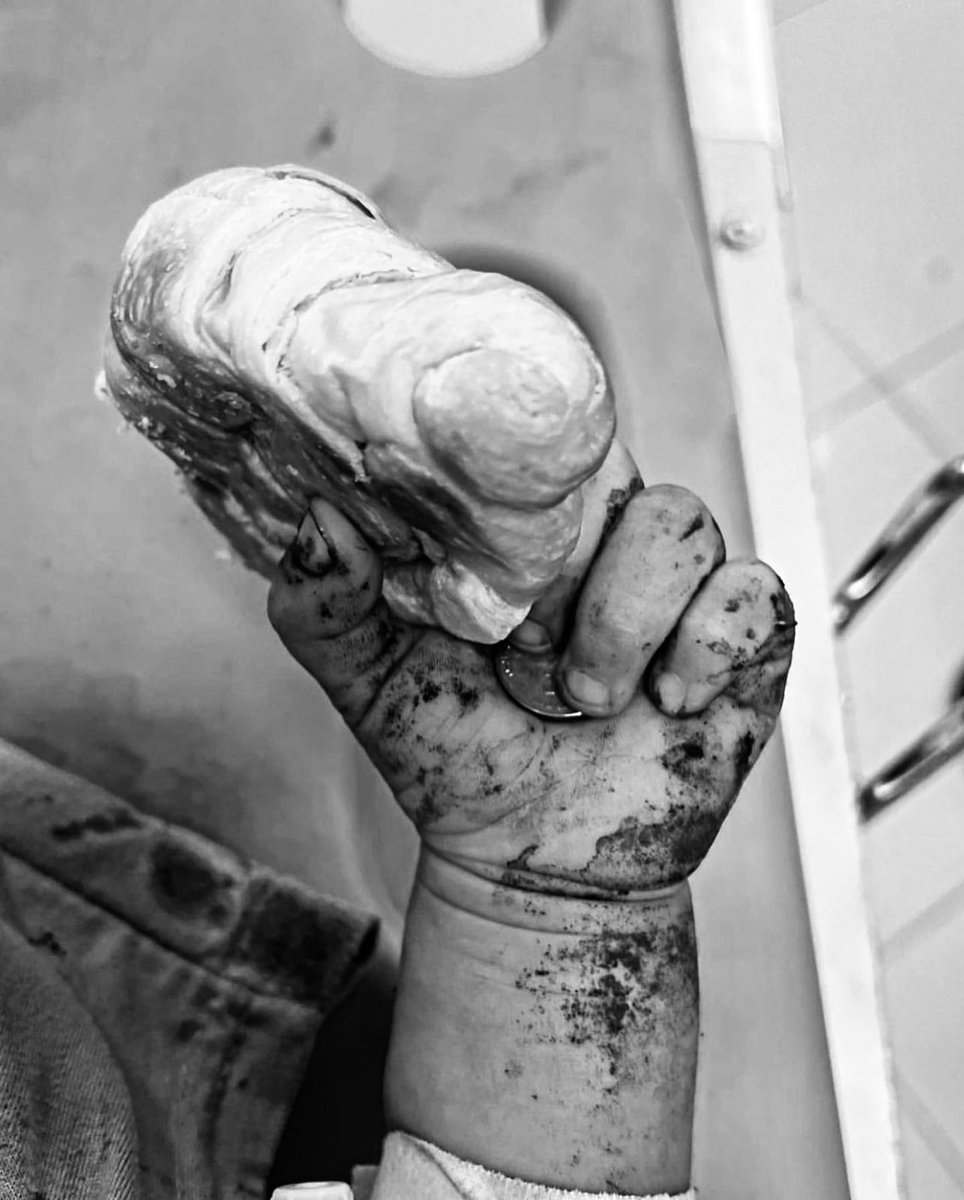 Kaç lisan bildiğinin önemi yok. Bu görüntüyü hiçbir dille anlatamazsın. Sivil halkı, çocukları, hastaneleri, fırınları, savaşı en ahlak dışı yollarla sürdüren tarafların karşısında insanlığı, yaşam hakkını ve çocukları savunmak tüm dünyanın görevidir.