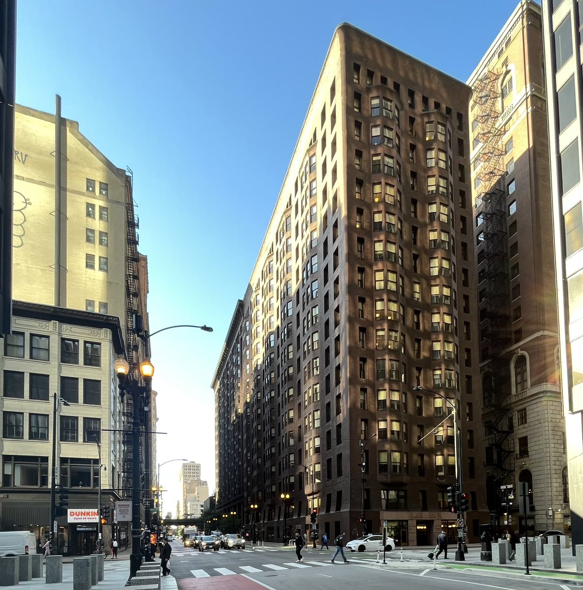 HillThalisAUP's tweet photo. The #MonadnockBuilding in Chicago, built in 2 parts by  leading architects #BurnhamRoot (1891) &amp; #HolabirdRoche (1893) was at time of its construction world’s largest office building
Burnham &amp; Root’s monolithic 16 storey block tallest &amp; last to be entirely load bearing brick 🧵 https://t.co/1NKU2yvN05