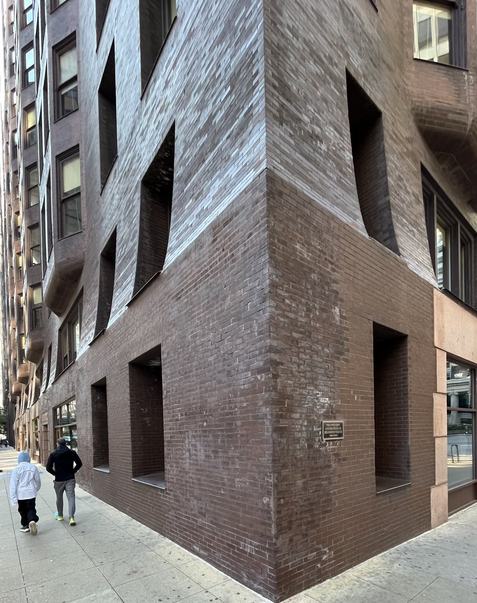 HillThalisAUP's tweet photo. The #MonadnockBuilding in Chicago, built in 2 parts by  leading architects #BurnhamRoot (1891) &amp; #HolabirdRoche (1893) was at time of its construction world’s largest office building
Burnham &amp; Root’s monolithic 16 storey block tallest &amp; last to be entirely load bearing brick 🧵 https://t.co/1NKU2yvN05