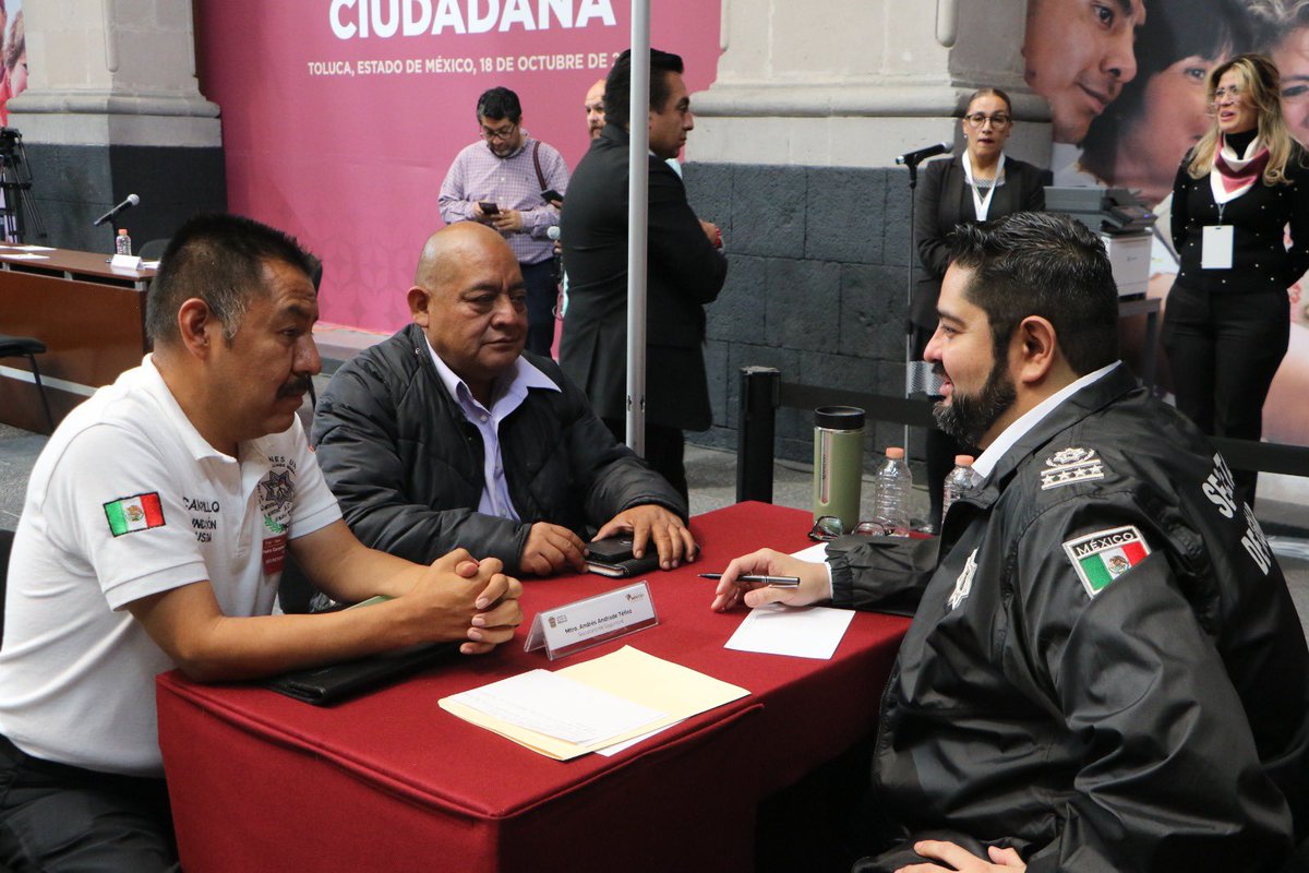 #ElPoderDeServir es estar cerca de las personas; por ello, acompaño a la Gobernadora <a href="/delfinagomeza/">Delfina Gómez A.</a> a la primera #AudienciaCiudadana en Palacio de Gobierno, donde he atendido a quienes se acercan a dialogar sobre sus inquietudes en materia de #Seguridad en la entidad. 

Para mí