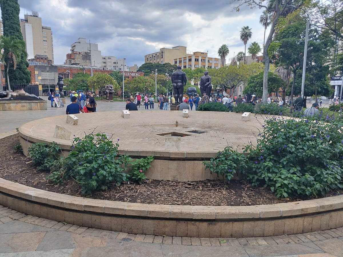 soydeituango's tweet photo. #Escriben hoy miércoles visité La plaza Botero Medellín #Positivo mucha gente, sobre todo extranjeros #Admirando Conociendo #Negativo la fuente de agua 💧 abandonada, aguas estancadas @museodantioquia @luisyepesb https://t.co/RKX95FJMy5