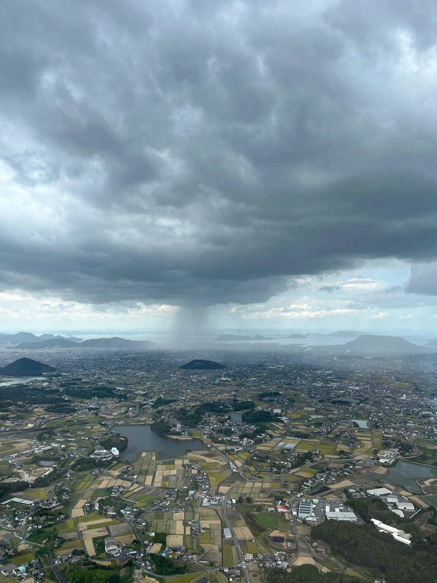 jcab_fic's tweet photo. 真ん中の山の奥では雨が降っています。上空から見ると雨が降っているところはこのような感じで見えるんですよー!通り雨ですが…
#checkstar #飛行検査センター #飛行検査 #雨 #rain #Weather #お天気 #高松 https://t.co/ZqA9nfAQBd