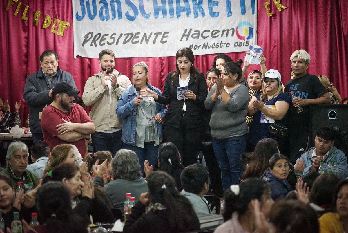 miguelsiciliano's tweet photo. 🤝En Nuestro Hogar III, estamos convencidos de que el mejor candidato para nuestro país es @jschiaretti!!😍

👉El próximo domingo, elijamos el país que queremos tener en adelante. Producción, crecimiento, empleo y diálogo, es lo que necesita nuestra nación y quien nos asegura eso es @JSchiaretti.🙌

🙌El próximo domingo, elegí un país normal!🇦🇷

@hacemosxpais
