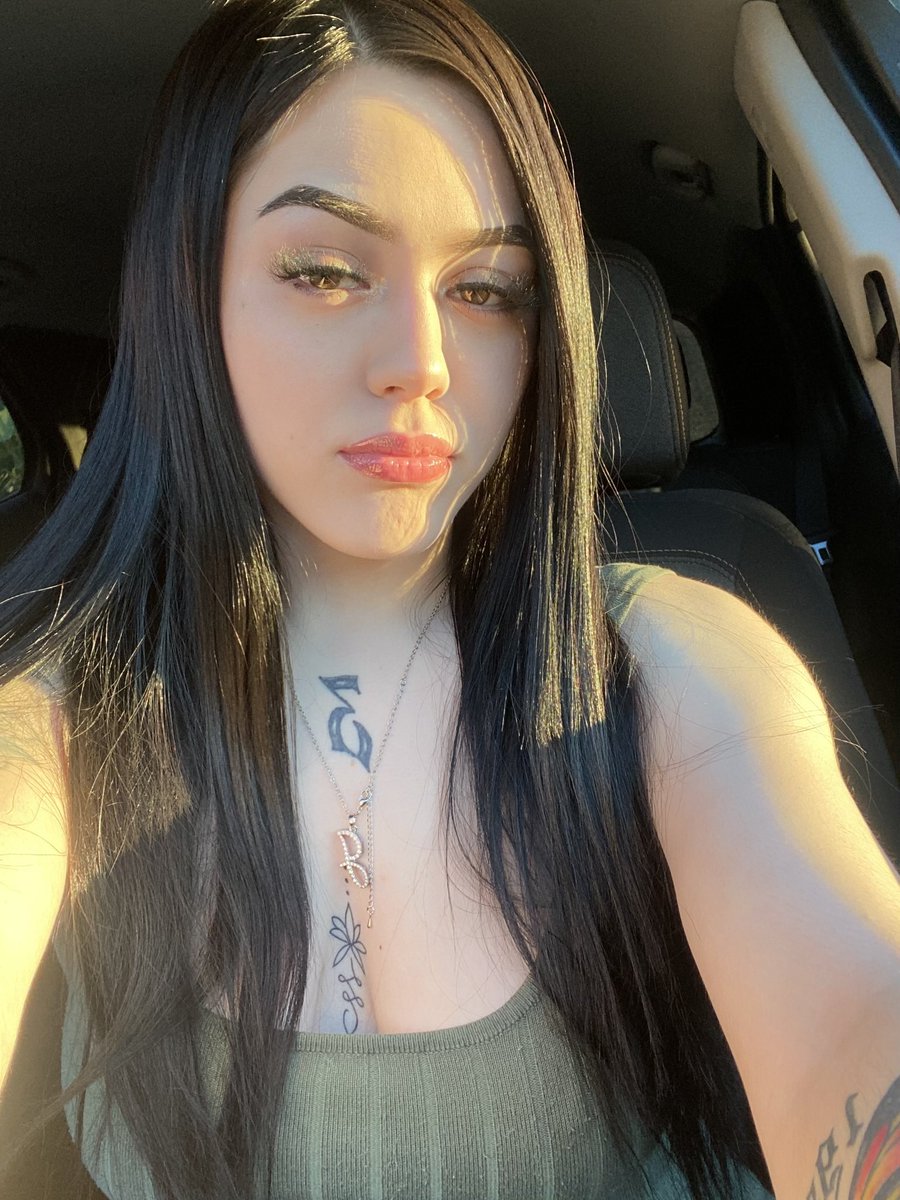 Julesworld33's tweet photo. Black hair is top tier 🖤 https://t.co/qOjGaF1d24