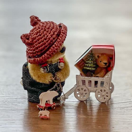 DearBear_meguro's tweet photo. 「Teddy Bear's Day」⑪
Saeri Bear 小町さえり(@sae_oma)出展作品

「Bear♪Bear♪Bear♪S3744ミニドレスベア(抹茶)」61,600円
・帽子含約6.5cm
・ミニチュアファー、グラスアイ、他
・頭ダブルジョイント
・おもちゃ等付き

抽選販売対象
詳細👉https://t.co/d5eEXWp8qG

#DearBearTeddyBearsDay2023 https://t.co/cjHkhfHaIr