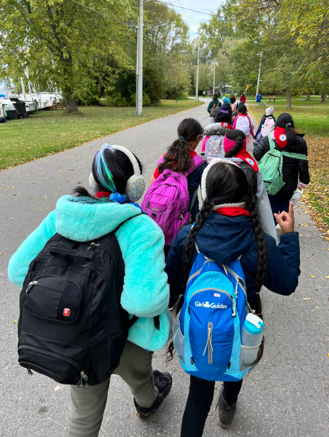 girlguidesonnv's tweet photo. Brampton’s 11th Guides &amp; 15th Embers went on an amazing adventure to Toronto’s Ward's Island.  Members took the train and ferry, saw the art in the neighborhood, had a picnic, and even visited the island fire &amp; EMS station!

  #GetONOutdoors 
📷 @kixtastik https://t.co/1f7WVuAE8p