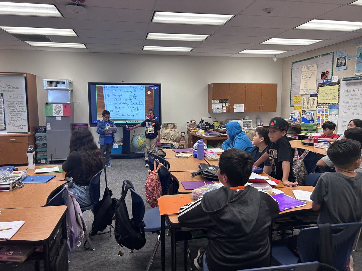 berry_bears1's tweet photo. Walk throughs with the incredible Ms. Flores making sure to offer support during our Designated ELD time! @EMI_SBUSD Our teachers CRUSHING IT! @SBUSD_NEWS @ProsapioJ #levelupSBUSD #letsbecurious https://t.co/QUahNgIONV