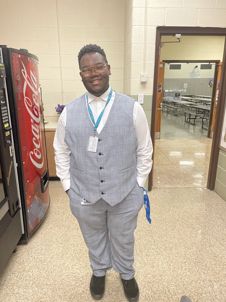 kellprice14's tweet image. This! Isaiah is a HS intern @Sandalwood_BCPS and he walked in all decked out this morning. When I asked him what’s up, he said it was his 1st day actually teaching and he wanted to dress the part. If this is our future, we are in excellent hands! #dresstoimpress #futureeducator