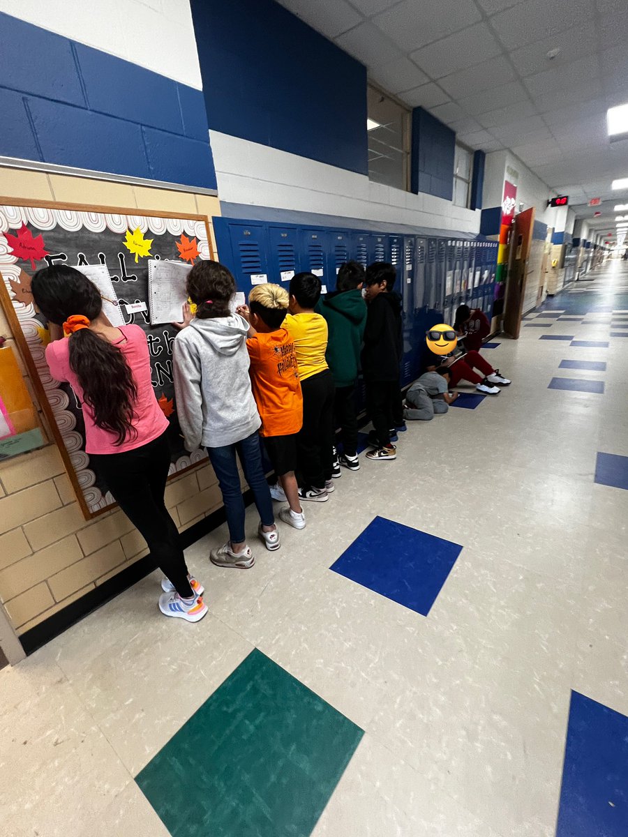 MsCaballeroRISD's tweet image. Working in collaborative teams to build sentences using our adjectives.  #4thGradeRocks #AVIDElementary @gheeagles #RISDBelieves #RISDWeAreOne #BilingualEducation