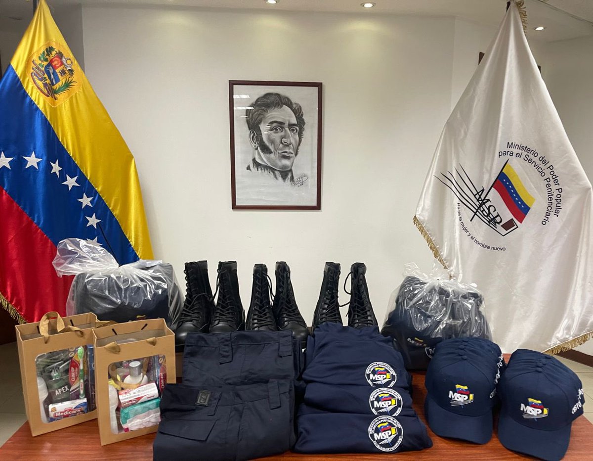 Derecho_paz's tweet photo. Durante el encuentro le entregamos dotación de uniformes (camisa, pantalón, botas, gorra); kits de productos de aseo personal y su respectivo nombramiento para iniciar sus funciones de manera eficiente. https://t.co/aBv2OoyhNP
