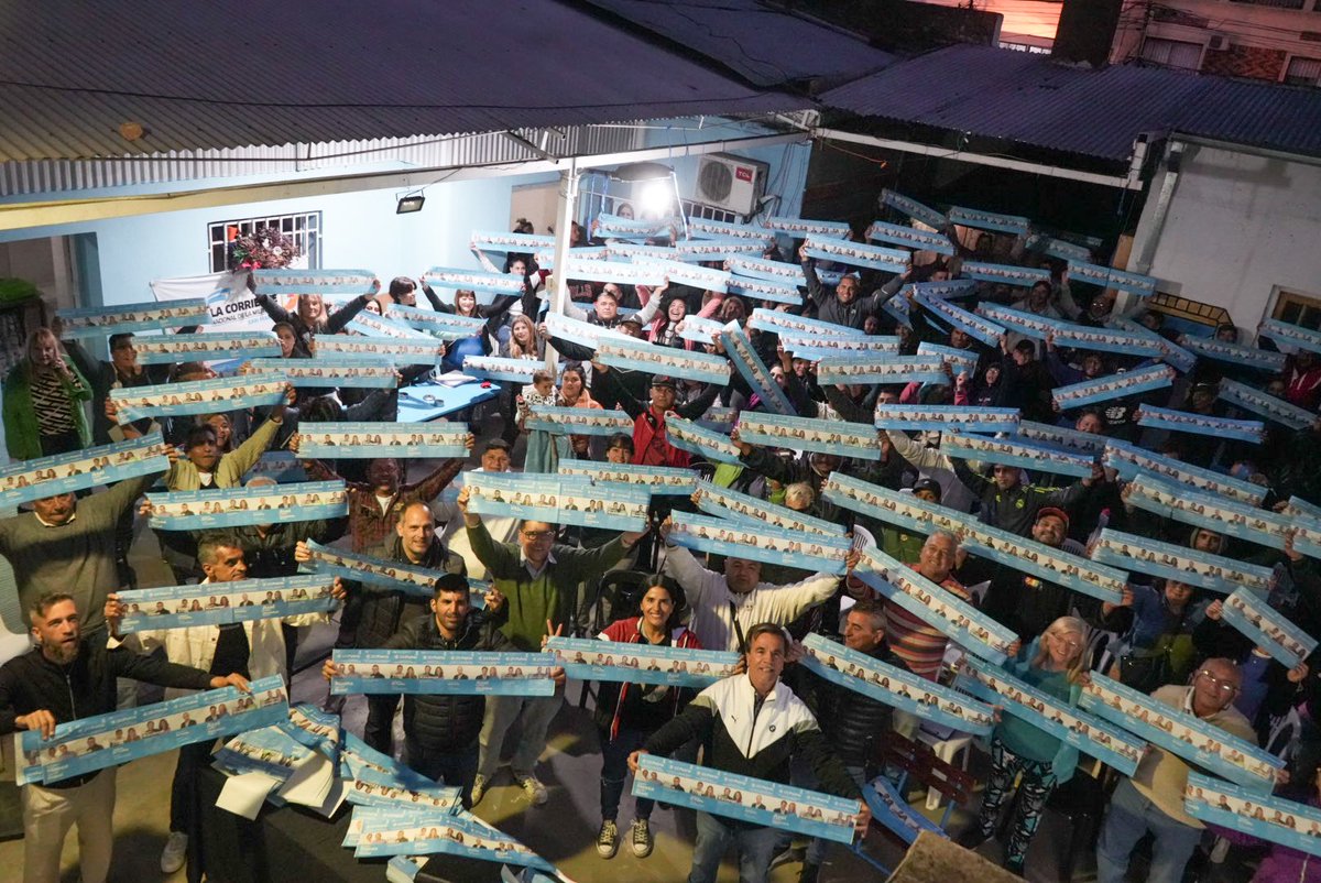 oscar_bitz's tweet photo. ✌🏻🇦🇷  • 300 compañerxs nos encontramos para juntar fuerzas y encarar el último tramo antes del domingo.

Estas elecciones se define el futuro de nuestro país y por eso bancamos a @SergioMassa, vamos por la reelección de @Kicillofok y votamos a @fmoreiraok intendente. https://t.co/Gfhq3mNIMh