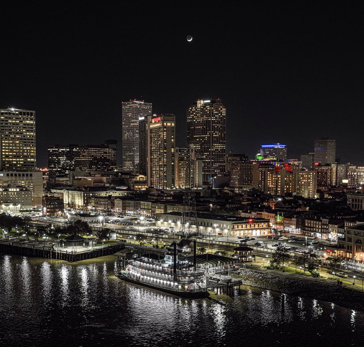 marcorasi1960's tweet photo. Moonset, New Orleans https://t.co/c3lnjNjd1b