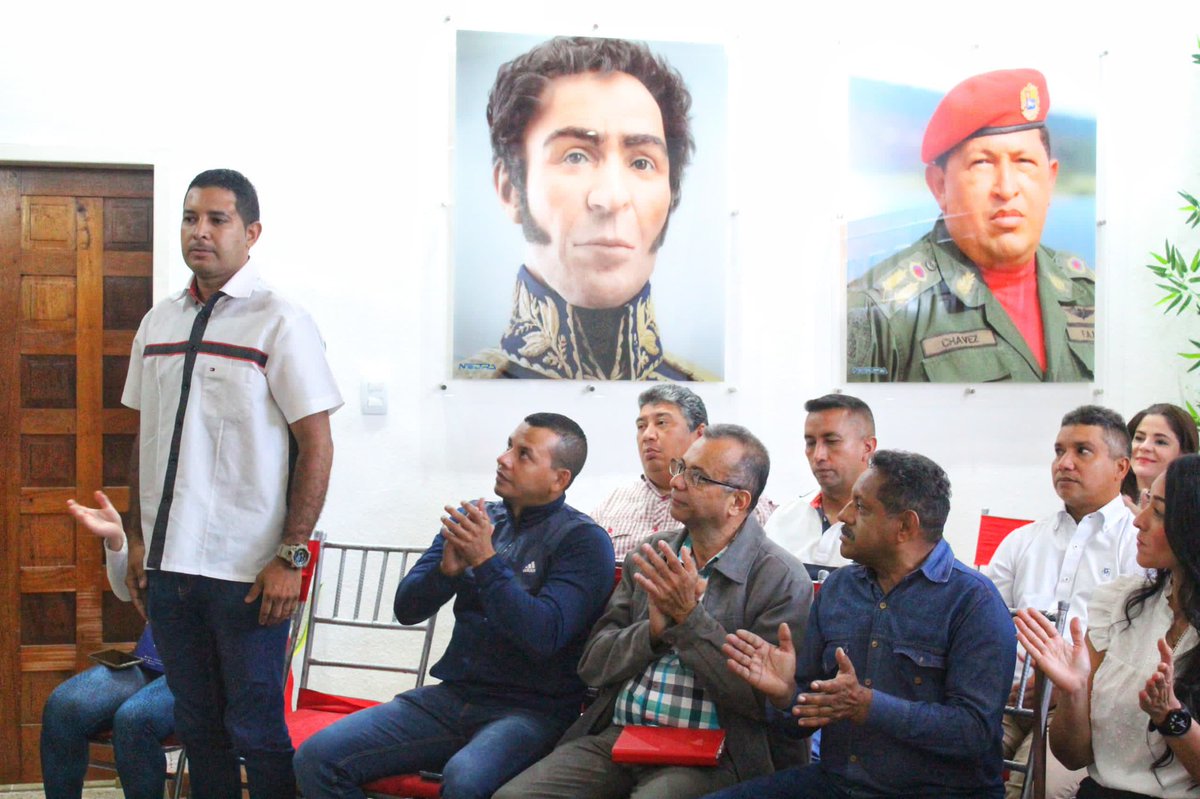 He designado a Christopher Constant como nuevo Presidente de Emcomuna. Se incorpora al trabajo de articulación del empoderamiento de los Consejos Comunales, al desarrollo y capacitación de la instancia más cercana al pueblo. ¡Muchos éxitos en su nueva responsabilidad!