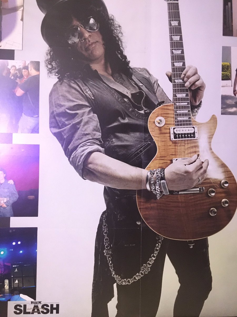 mx_slash's tweet photo. S L A S H !
Todas las mañanas al despertar veo este póster que está en mi cuarto, nada mejor que mi ídolo ! @slash #slash #slasher #slashfan 🤘🏼🔥🎩 https://t.co/ySpR1vNf47