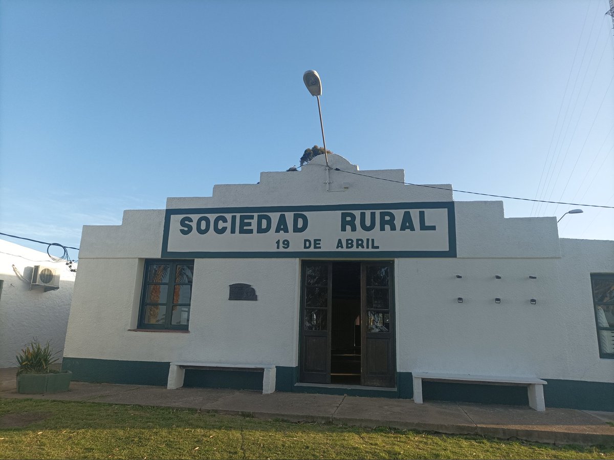 Marcelo01823360's tweet photo. Muy buena jornada de intercambio con los Veterinarios de Rocha. Tratamos la nueva normativa para garrapata y la zonificación departamental que se está trabajando. No hay dudas, veterinarios oficiales y liberales trabajando juntos es el camino..100 x100 de entendimiento. https://t.co/z0TUVzgoMc