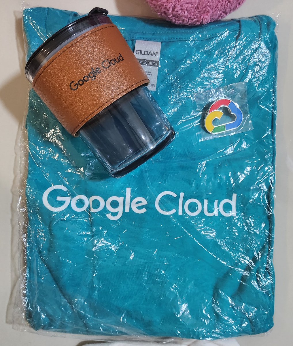 my_r3in3's tweet image. Sampai dah gift kita. Tahun ni tak berjaya untuk dapat bag. 

However, gift cantik. 
1) Sebelum ni tumblr sejuk panas. Kali ni glass cup with Google Cloud on it. 
2) Tshirt kain cotton (before kain jersey)
3) Gcloud pin (new)

#GCPBoleh