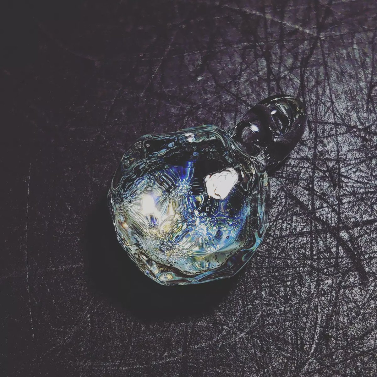 耐熱ガラス( #ボロシリケイトガラス )のペンダントトップです。
メタリックな反射と、ガラスの屈折の両方のキラキラ出てると思う。
こういうの、 #宇宙 って世間ではいうのかな？