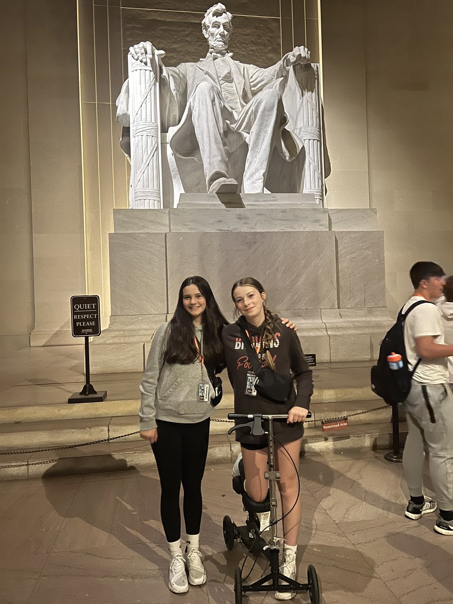 hmsdcbus1's tweet photo. More from the memorial this evening! https://t.co/7wib3HBH49