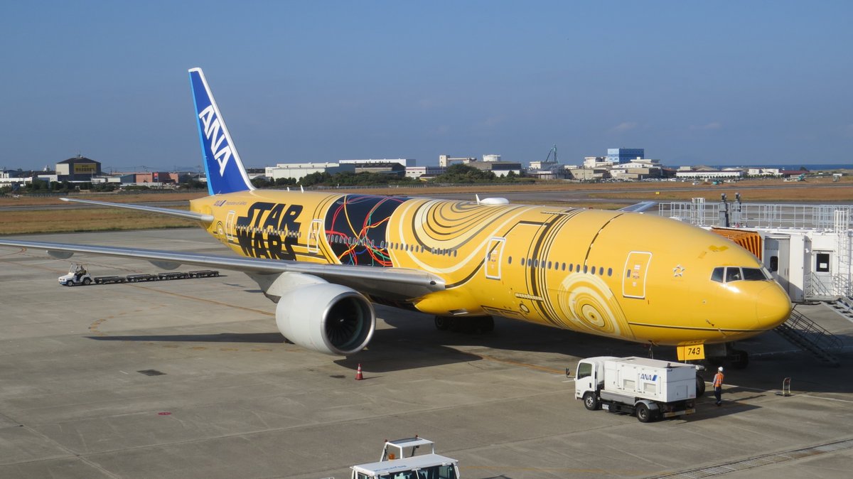2023年10月18日（水）松山空港にANAのスター・ウォーズ・ジェット「C-3PO ANA JET」が到着しました。映画「スター・ウォーズ」のシンボル的存在「C-3PO」をデザインした機体が特徴的です。

詳しくは、ANA STAR WARS プロジェクトのHPをご覧ください。
ana-sw.com

#松山空港　#ANA