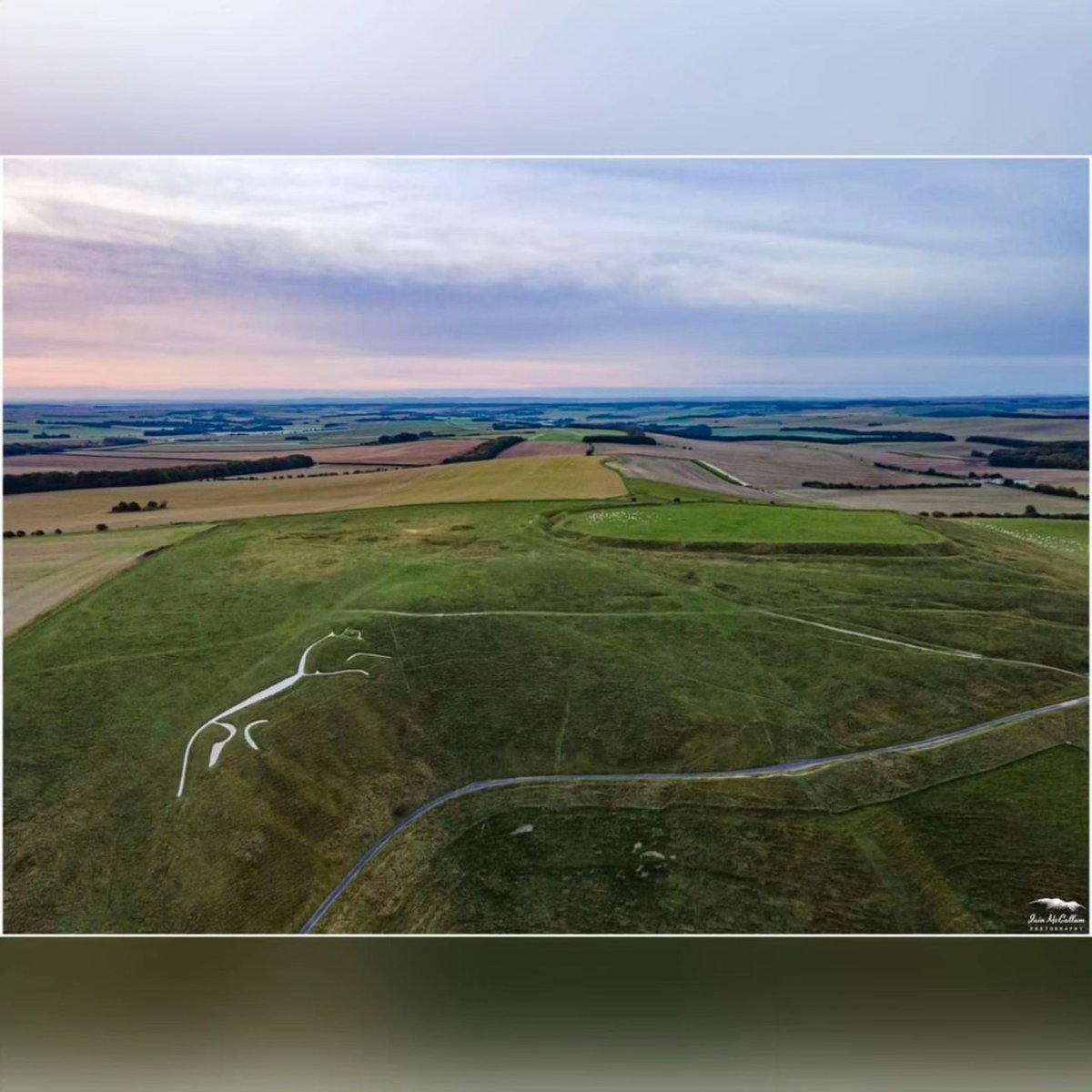 Uffington White Horse and Castle. 
Taken with a DJI Mavic Air 2 at dawn. Sadly it wasn't quite the spectacular sunrise the forecast had promised...but still a pleasant flight #drone #dronephotgraphy #Uffington #whitehorse <a href="/DJIGlobal/">DJI</a>