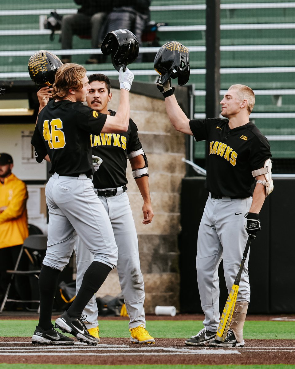 💥 BOOM 💥

@hennings_connor with his third home run of the fall! 

M4 | ⚫️ 3, 🟡1

#Hawkeyes