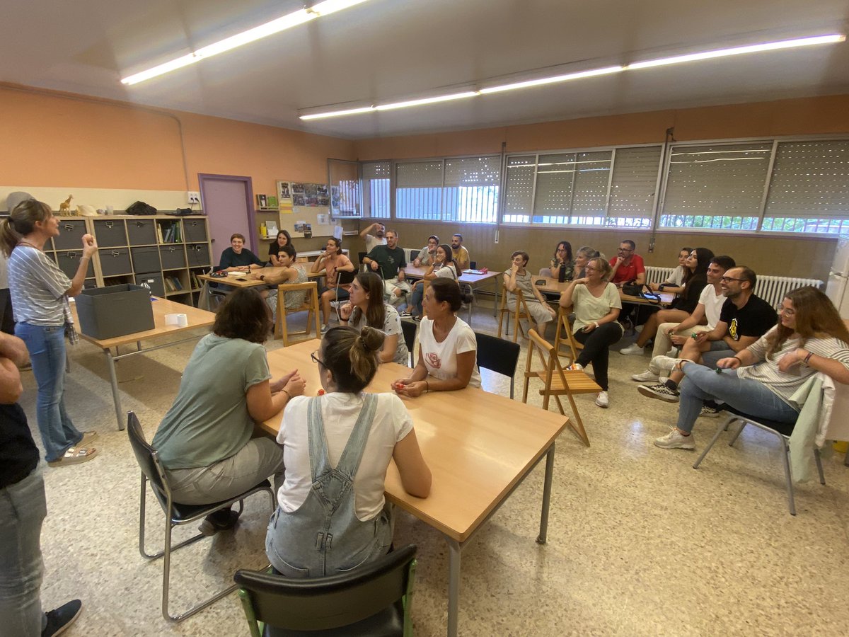 EscolaMillet's tweet image. Avui hem començat la formació del programa d’innovació #FAIG del @cesirecat al claustre.
Ens hem endinsat en la filosofia maker, aprendre fent. I vosaltres…. Sou maker?? Segur que aquest curs resoldrem l’enigma! #somfaig #sommaker @crpsantacolomag @InnovacioE @futurseducacio