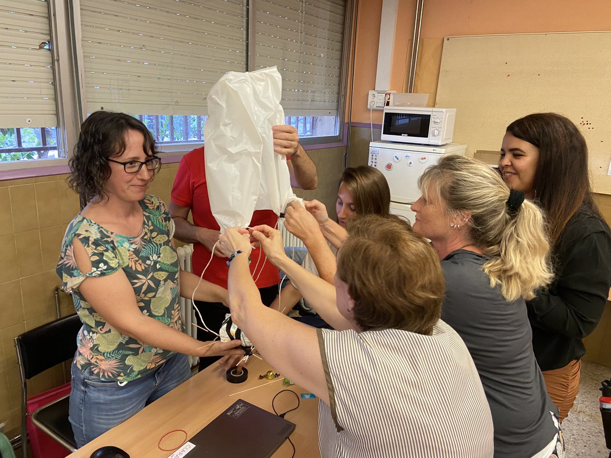 EscolaMillet's tweet image. Avui hem començat la formació del programa d’innovació #FAIG del @cesirecat al claustre.
Ens hem endinsat en la filosofia maker, aprendre fent. I vosaltres…. Sou maker?? Segur que aquest curs resoldrem l’enigma! #somfaig #sommaker @crpsantacolomag @InnovacioE @futurseducacio