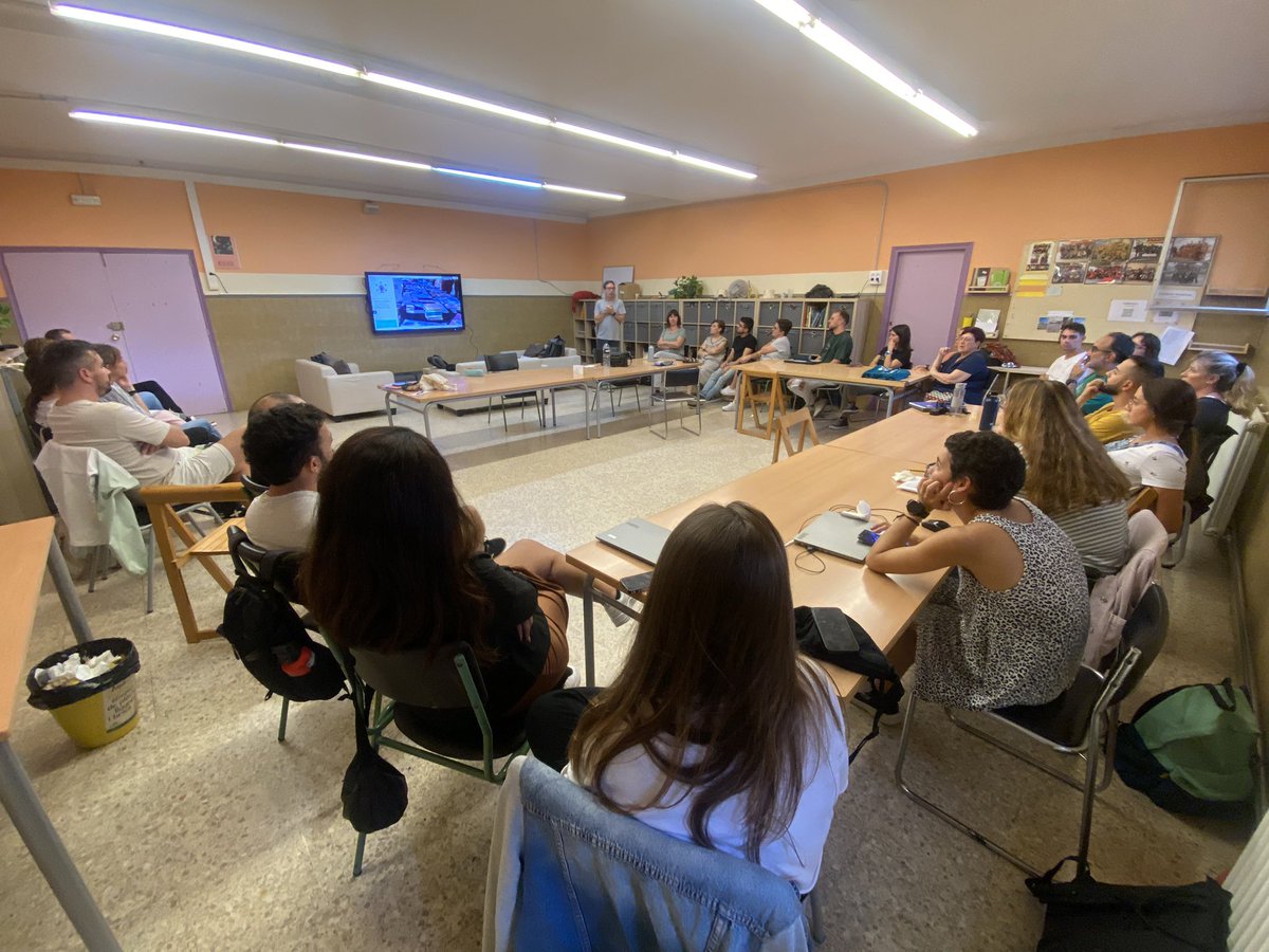 EscolaMillet's tweet image. Avui hem començat la formació del programa d’innovació #FAIG del @cesirecat al claustre.
Ens hem endinsat en la filosofia maker, aprendre fent. I vosaltres…. Sou maker?? Segur que aquest curs resoldrem l’enigma! #somfaig #sommaker @crpsantacolomag @InnovacioE @futurseducacio