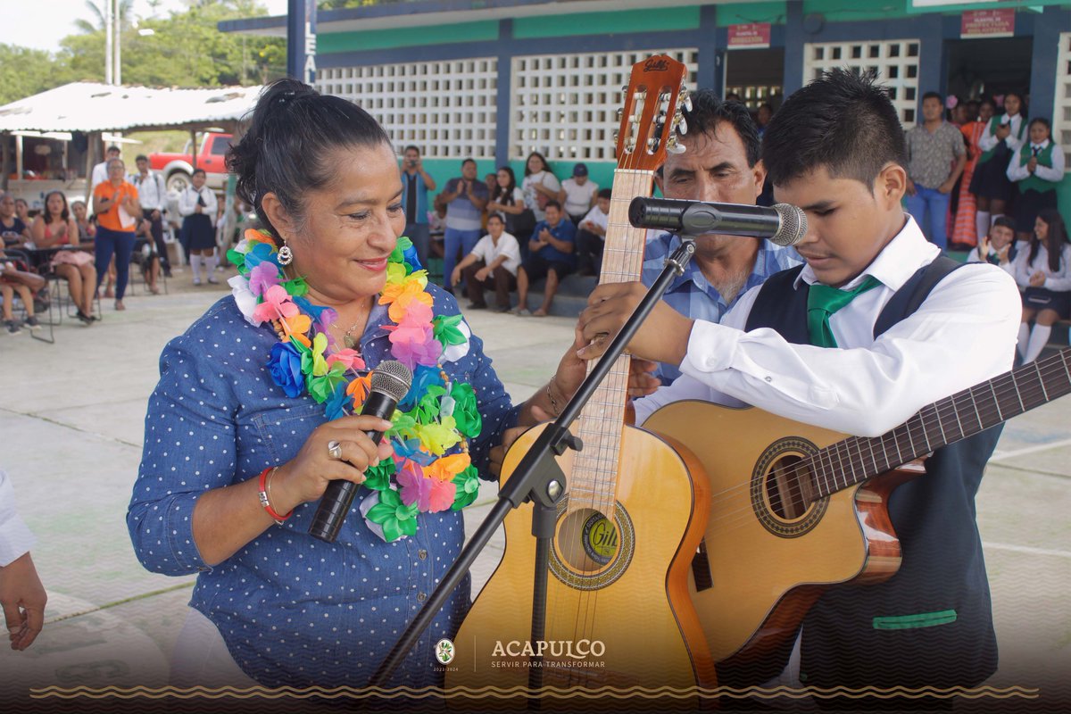 AbelinaLopezR's tweet photo. Esta mañana visitamos las instalaciones del Colegio de Bachilleres, plantel 39, ubicado en el poblado de Aguas Calientes, donde se hizo entrega de uniformes y equipo deportivo para fomentar el saludable desarrollo de las y los jóvenes. Platiqué con ellos, con sus maestras y maestros, e hicimos el compromiso de mejorar sus instalaciones a cambio de que le echen muchas ganas a sus estudios y trabajen todos los días en favor de sus familias y de su comunidad.