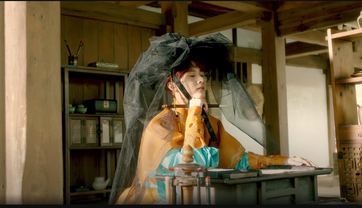 baconcitation's tweet photo. So I guess Ivan is the one who can see into the future, right? The orb in Black Crown, painting becoming reality in Ascension, already carrying an umbrella in Dystopia in anticipation of Coup D'Etat, the red pigment showing him future scenes in the mv when he touches it... https://t.co/xyejk78Zz3