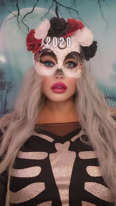 😘  #Halloween all month https://t.co/ZMNi3OKtdn<a href="/tag/halloween"class="tags">#Halloween</a>