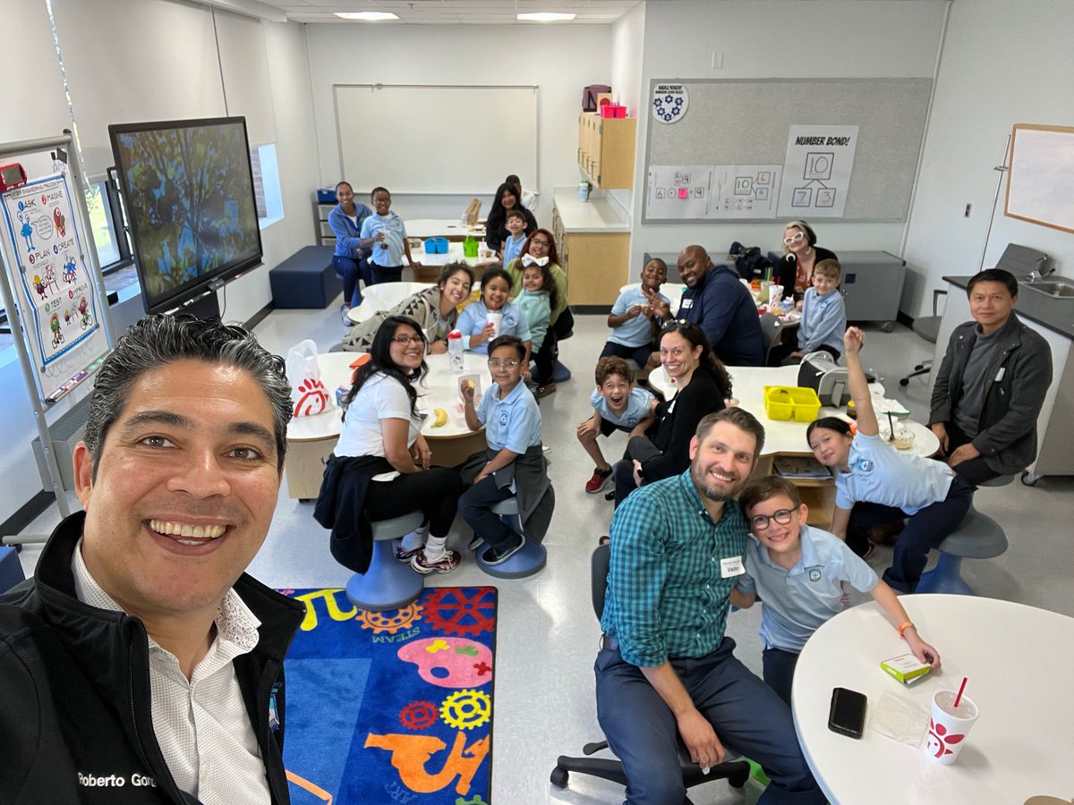DISDBiomed's tweet photo. Parents had the opportunity to join their children during lunch today. Our students were excited to see their parents! @drgplus1 #BuildingWithTheBest https://t.co/lqbFacfzBo