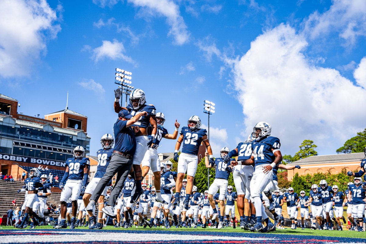 SamfordFootball's tweet photo. Always a great day to be a Samford Bulldog 🔴 🔵

#HatchAttack | #AllForSAMford https://t.co/yDNY0ZpzC0