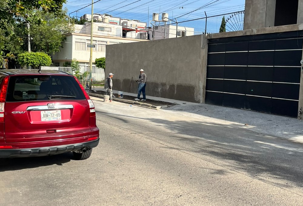 En la esquina de las calles Acatempan y Provincia, Col. Ayutamiento acaban de quitar un árbol y parece que también quieren quitar el arriate, nos ayudan? <a href="/GuadalajaraGob/">Gobierno de Guadalajara</a> <a href="/PoliciaGDL/">Policía de Guadalajara</a>