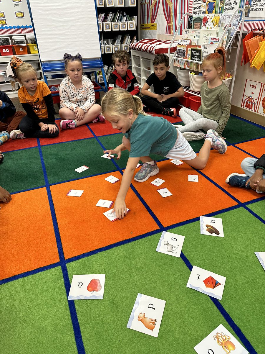 allieagraham's tweet photo. Our class created this matching review game to practice blending sounds to read whole words! We love Phonics time each morning!!
#HMEproud #MelissaSchools @melissaisd https://t.co/rTgljdwI5Z