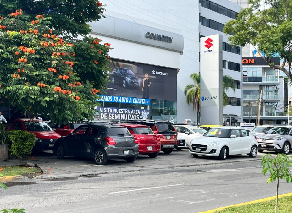 La agencia de coches Suzuki siempre tiene la banqueta bloqueada, nos ayudan a liberarla? no es la primera vez que se reporta. Av. Plan de San Luis 2145, Chapultepec Country. <a href="/GuadalajaraGob/">Gobierno de Guadalajara</a> <a href="/GdlMovilidad/">Movilidad Gdl.</a>