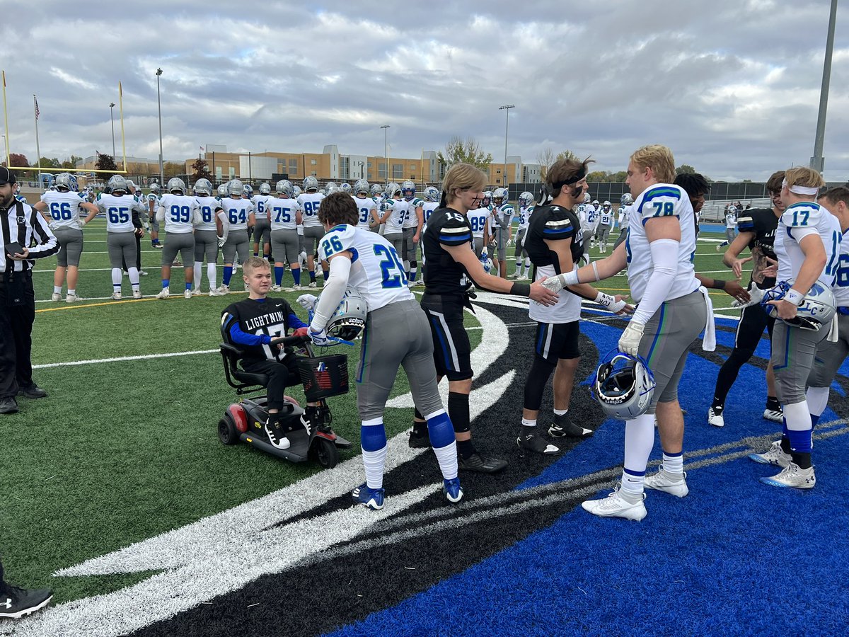 Honorary Team Captain Jacob Fox out with Lightning Football captains for today’s coin toss!