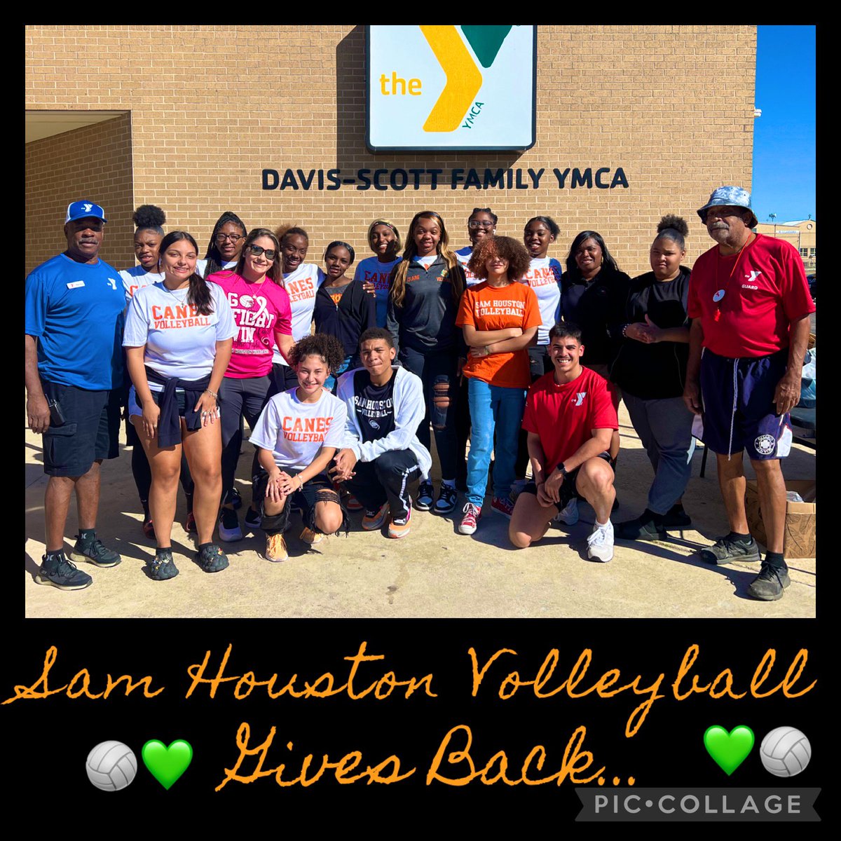 SAHoustonVB's tweet photo. 🏐🧡 Team Bonding! Community Service Edition! The Volleyball team got together and gave back to the community by distributing hundreds of pounds of food to families this morning! Thank you Davis-Scott for the opportunity! Great job Canes! 🌊 #SHVB  #giveback #PrideoftheEastside https://t.co/xdTE7MhJpQ