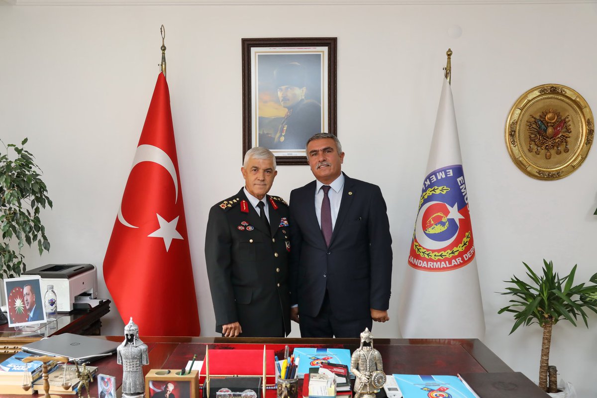 serefcayirtepe's tweet photo. Jandarma Genel Komutanı Orgeneral Sayın Arif Çetin Komutanımızın EMUJAD ziyareti bizleri onure etmiştir.                Saygıdeğer Komutanımıza ve Güzide Jandarma teşkilatımıza şükranlarımı ve saygılarımı sunarım.🇹🇷
@tcbestepe
@AliYerlikaya 
@jandarma
@yasargulertc
@TBMMresmi https://t.co/RfxI4M6WLX