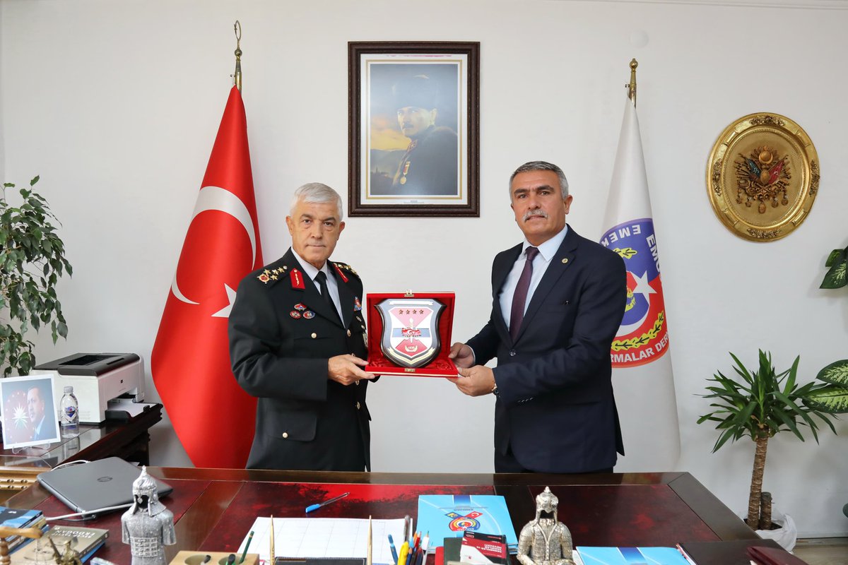 serefcayirtepe's tweet photo. Jandarma Genel Komutanı Orgeneral Sayın Arif Çetin Komutanımızın EMUJAD ziyareti bizleri onure etmiştir.                Saygıdeğer Komutanımıza ve Güzide Jandarma teşkilatımıza şükranlarımı ve saygılarımı sunarım.🇹🇷
@tcbestepe
@AliYerlikaya 
@jandarma
@yasargulertc
@TBMMresmi https://t.co/RfxI4M6WLX