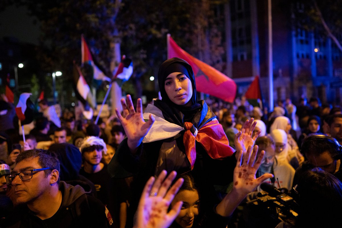 "Centenares de personas se concentran ante la embajada de Israel en Madrid contra los ataques sobre Gaza"
✍️🏽 <a href="/andresgil/">Andrés Gil</a> 
📷 Olmo Calvo
eldiario.es/internacional/…