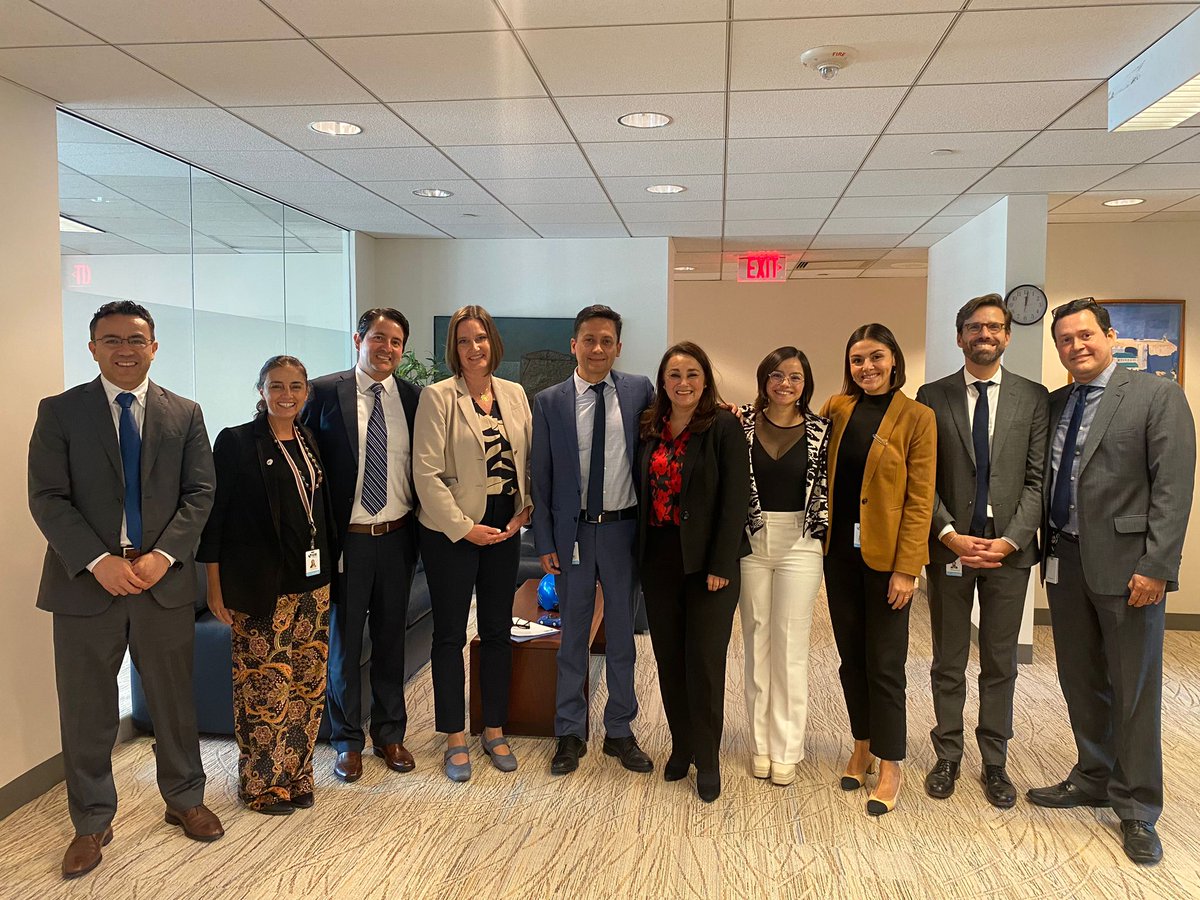 🌟 ¡Emocionada por el futuro sostenible de Bolivia! 🚡💡 Aprobado el Programa de Ampliación de la Red de #MiTeleférico en La Paz con $62 millones de apoyo del <a href="/el_BID/">Banco Interamericano de Desarrollo</a> . Una apuesta fuerte por la movilidad eléctrica y la inclusión. ¡Bravo al equipo! 🌏👏 🇧🇴bit.ly/490VcSy