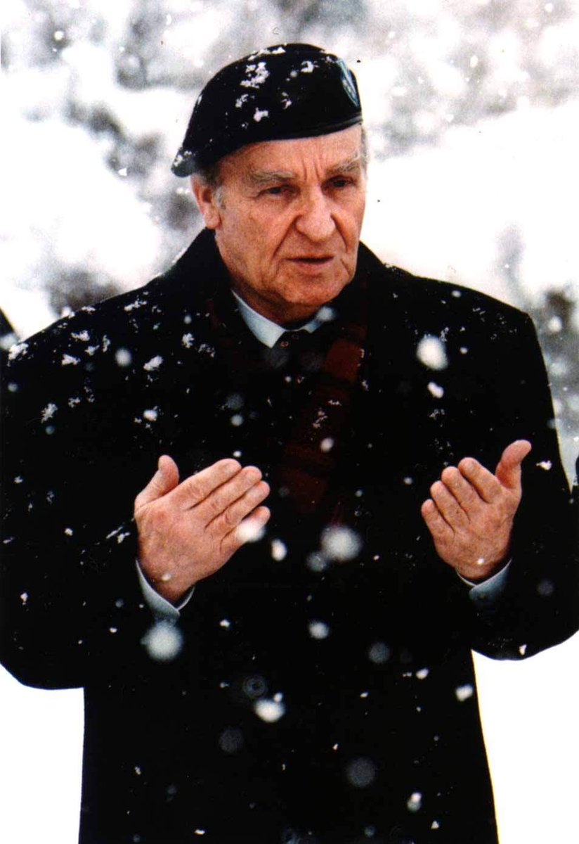 "Kimliğini kaybetmenin bedeli köleliktir" diyerek millet olma bilincinin önemini vurgulayan,
"Biz ölüyoruz ama onlar kazanamıyorlar" diyerek inanan herkese umut aşılayan bilge kral 
Aliya İZZETBEGOVİÇ'i ölüm yıl dönümünde rahmetle anıyorum...