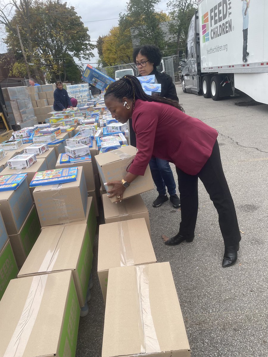 Team Cooney pitched in today to provide 800 food insecure families with food, personal care items and children’s books. Thank you @bgcrochesterny, @feedthechildren , and @PriceRite for organizing and sponsoring!