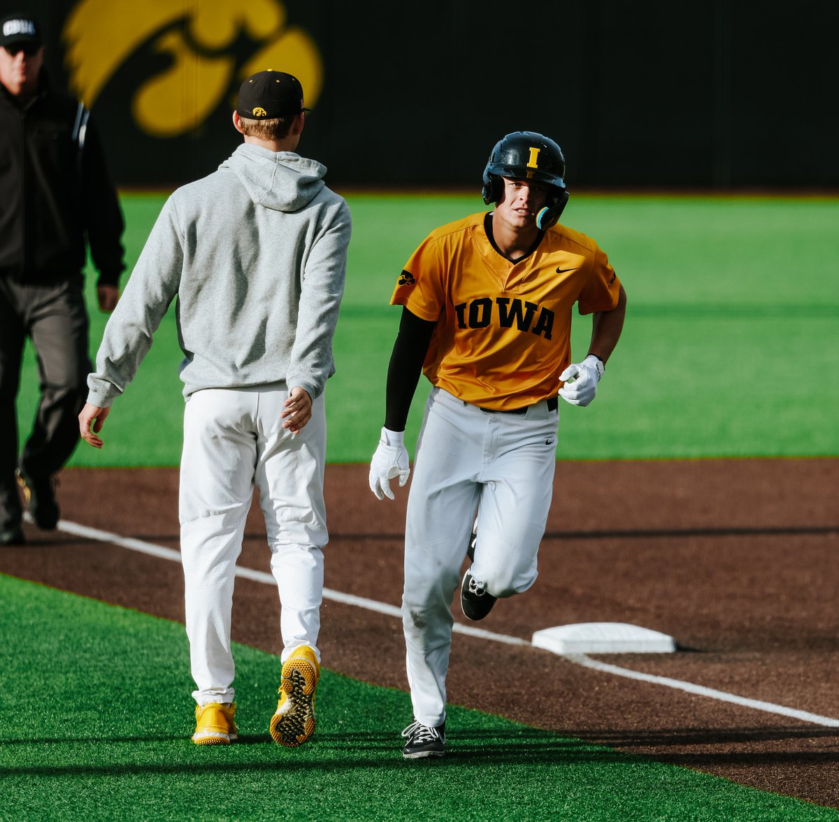 Need insurance... call <a href="/ben_swails/">Ben Swails</a> 📞

He goes 404 feet to left field for a solo 💣

B6 | 🟡5, ⚫️ 3

#Hawkeyes