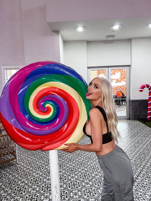 how many licks did it take? 😳🍭 https://t.co/WMdpgktz7V