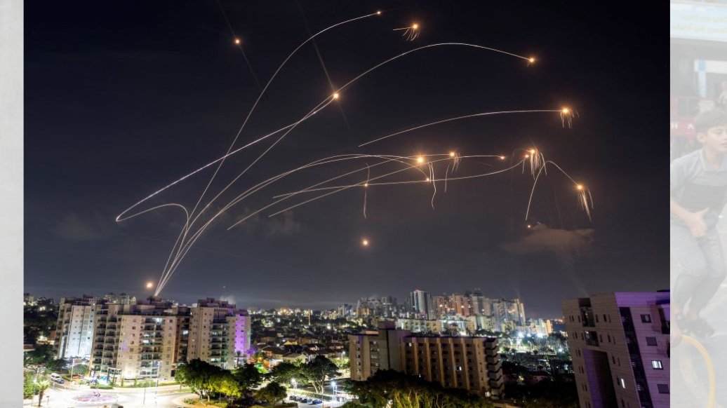 JulieBeans1959's tweet photo. The Dome of Israel intercepting Hamas missiles https://t.co/XwCaHpr8nz