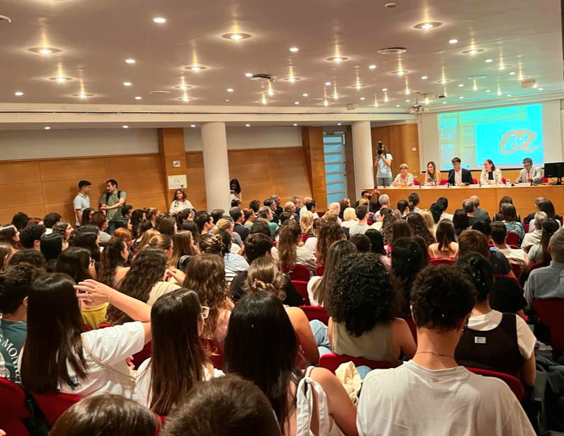 URVmedicina's tweet photo. 😍Emocionant inauguració del curs 23-24 de la FMCS amb la lliçó inaugural "60 anys de Fisioteràpia catalana. Dels soterranis del Clínic a l'èxit d'una professió" a càrrec del Dr. Enric Sirvent, els merescuts Premis Sant Lluc, i bonic homenatge i record. Gràcies a tothom!💛 https://t.co/wOqU3caKw6