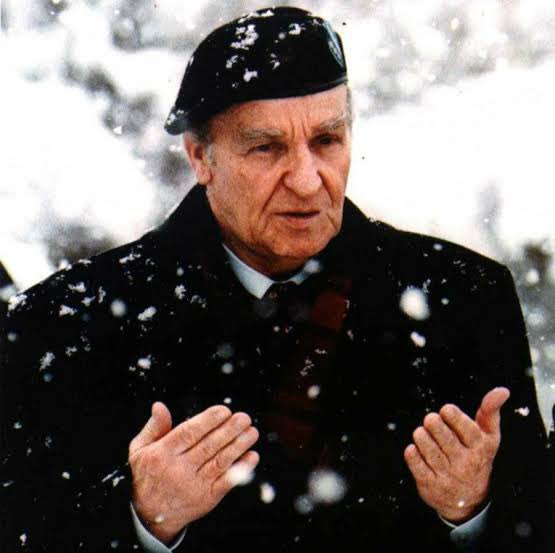 “Ne yaparsanız yapın ama soykırımı unutmayın. Çünkü unutulan soykırım tekrarlanır.”

Bosna Hersek’in ilk Cumhurbaşkanı, Bilge Kral #Aliyaizzetbegoviç’i vefat yıldönümünde saygı ve rahmetle anıyorum.