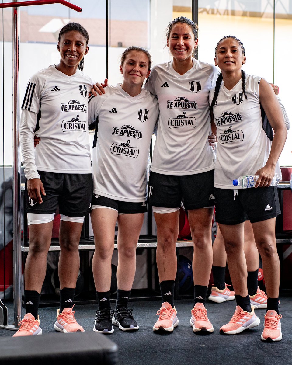 SeleccionPeru's tweet photo. 𝐄𝐬𝐭𝐚́𝐧 𝐝𝐞 𝐫𝐞𝐠𝐫𝐞𝐬𝐨  🫶🏻

#LaBicolor Femenina 🇵🇪 inició su preparación para la Fecha FIFA donde enfrentará a @LaTri 🇪🇨.

#UnSentimientoQueNosUne https://t.co/SR5GidRLo4